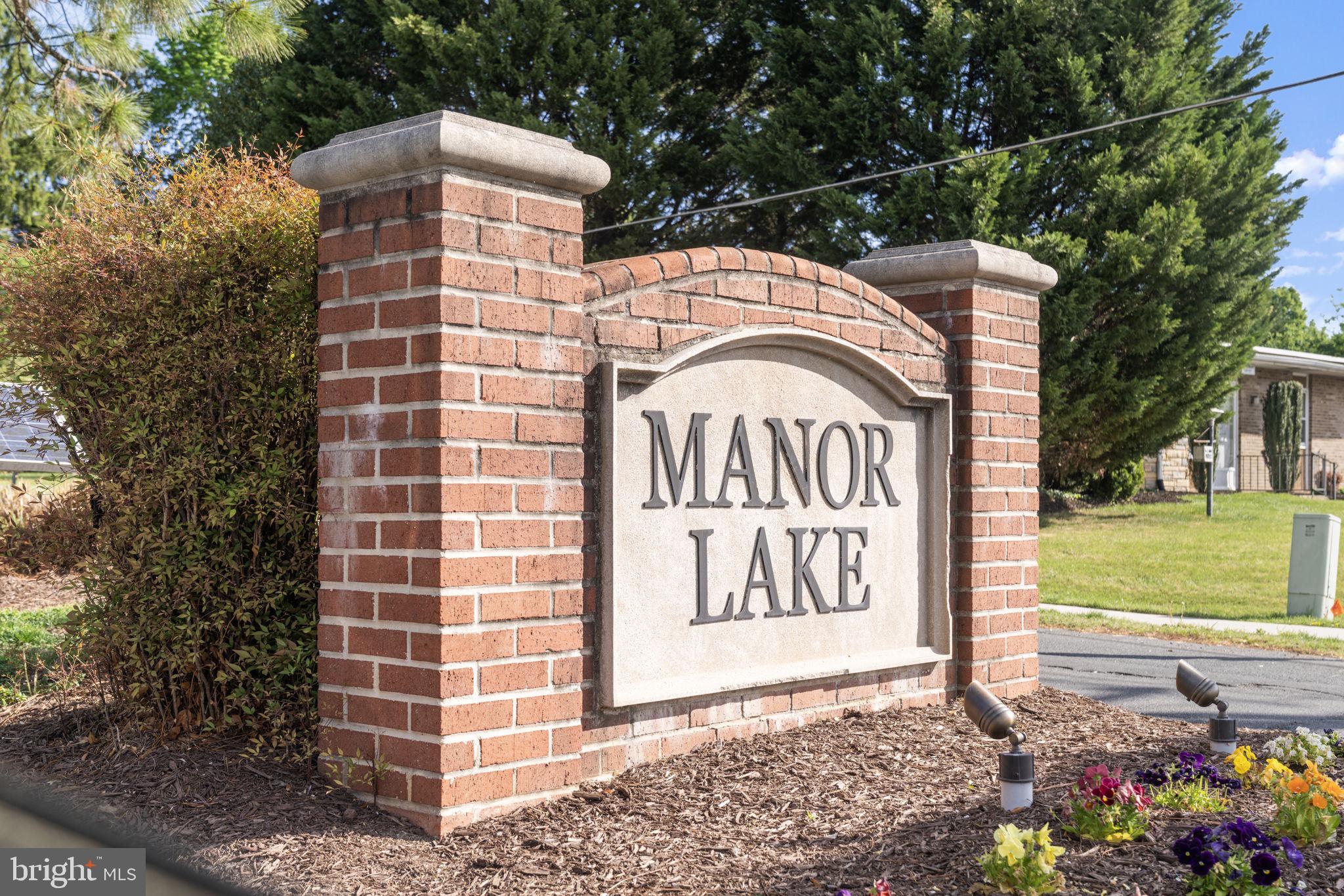 MANOR LAKE - Residential