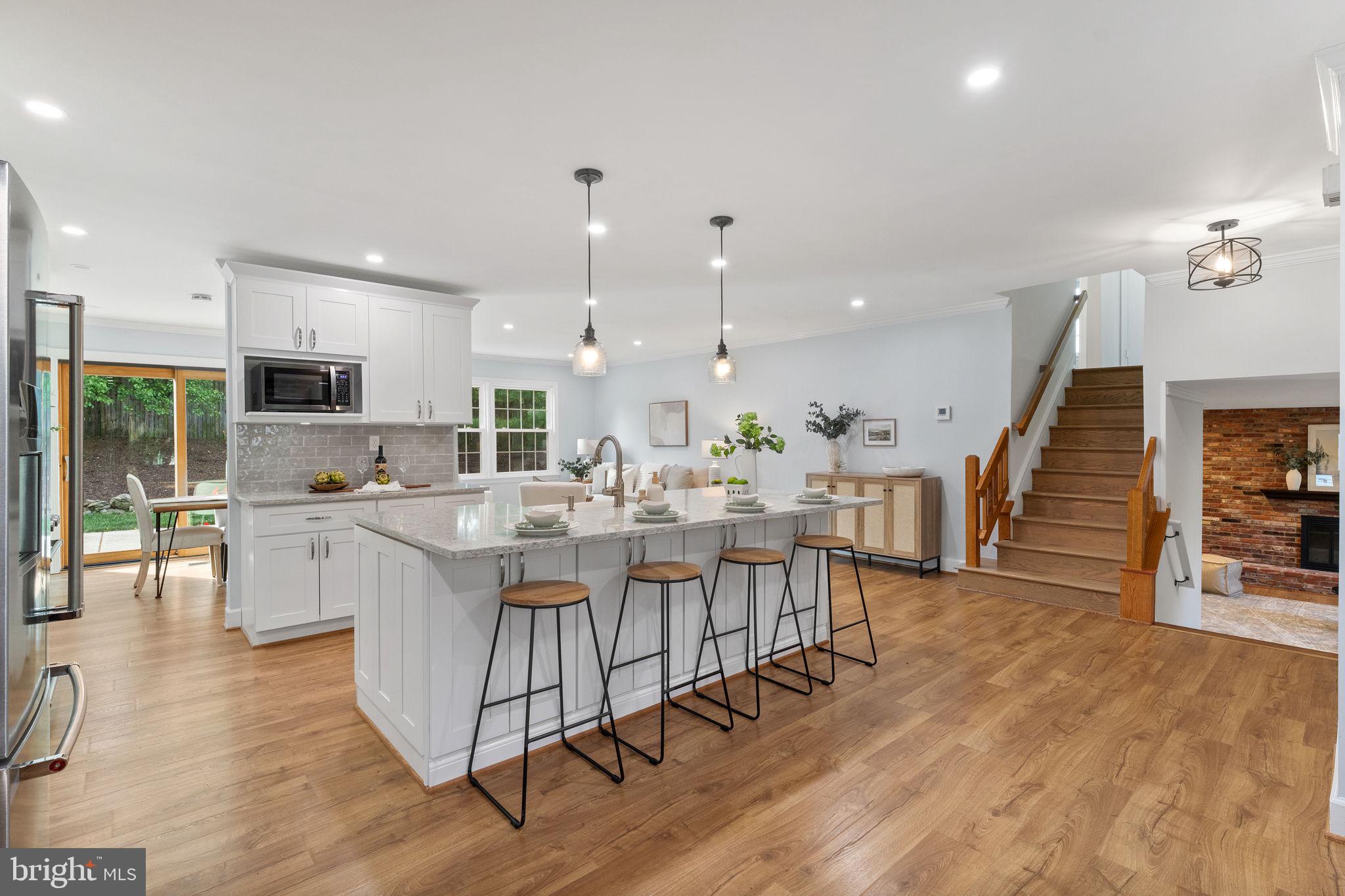 MANOR LAKE - Residential