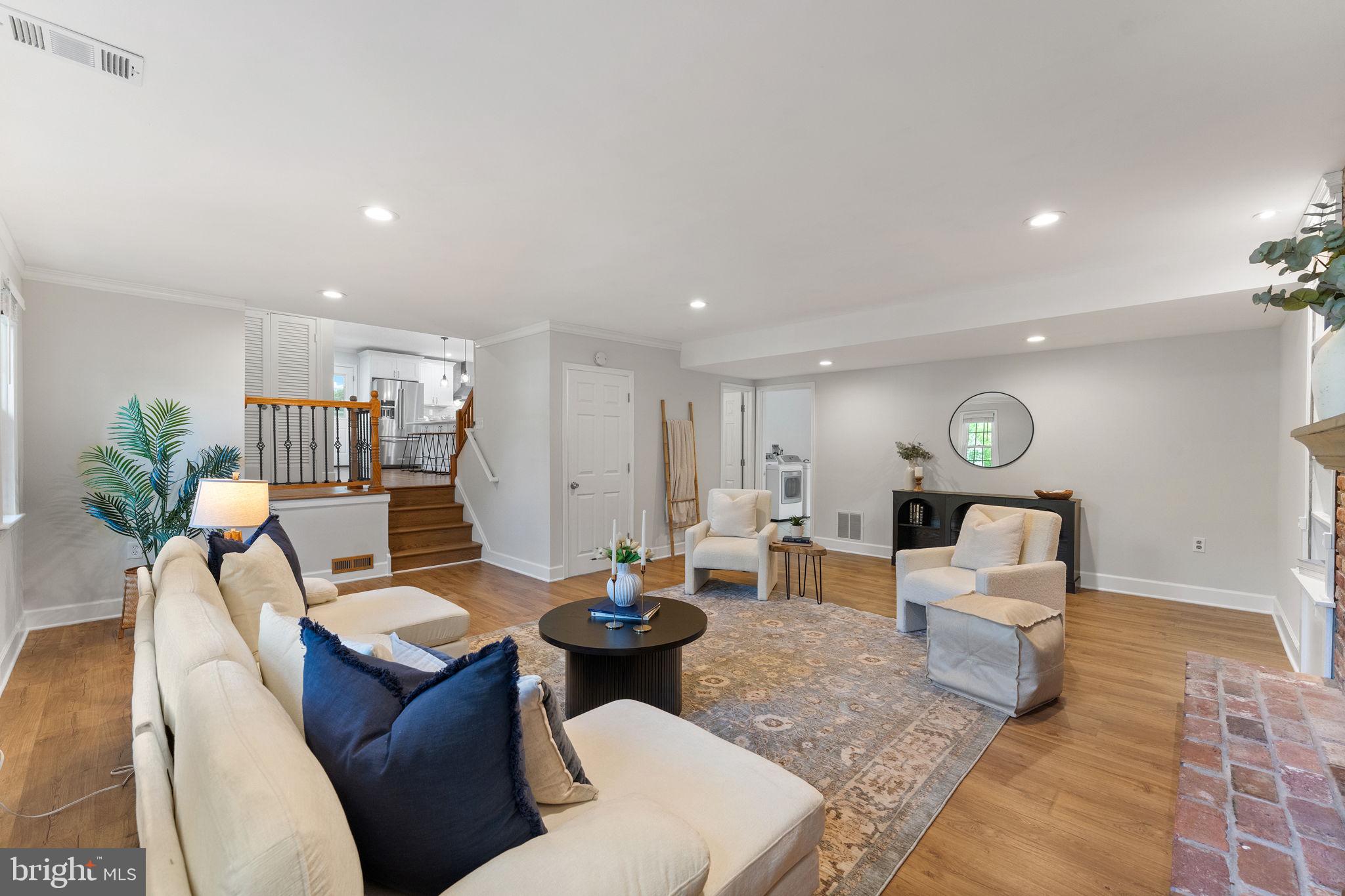 MANOR LAKE - Residential