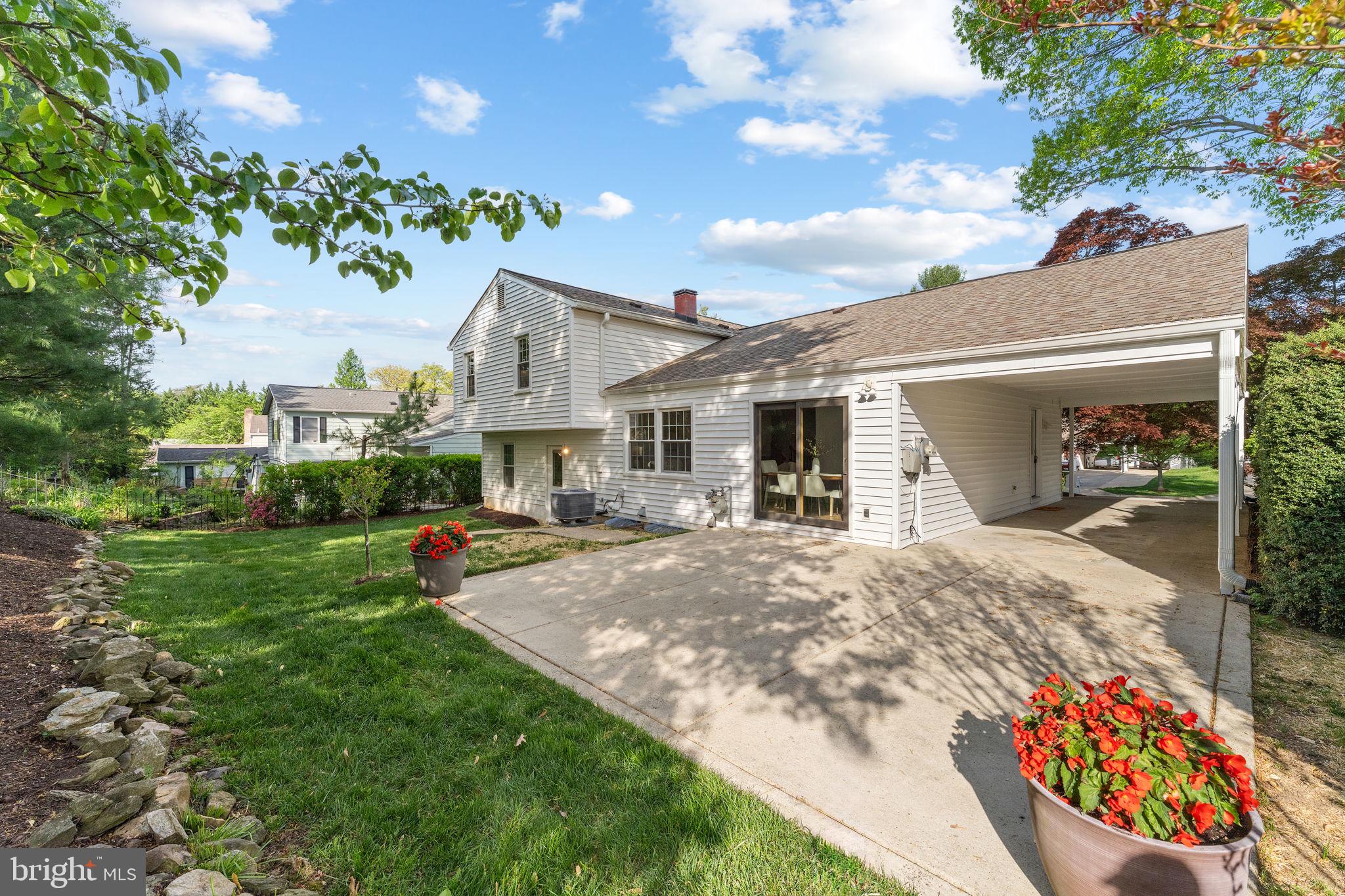 MANOR LAKE - Residential