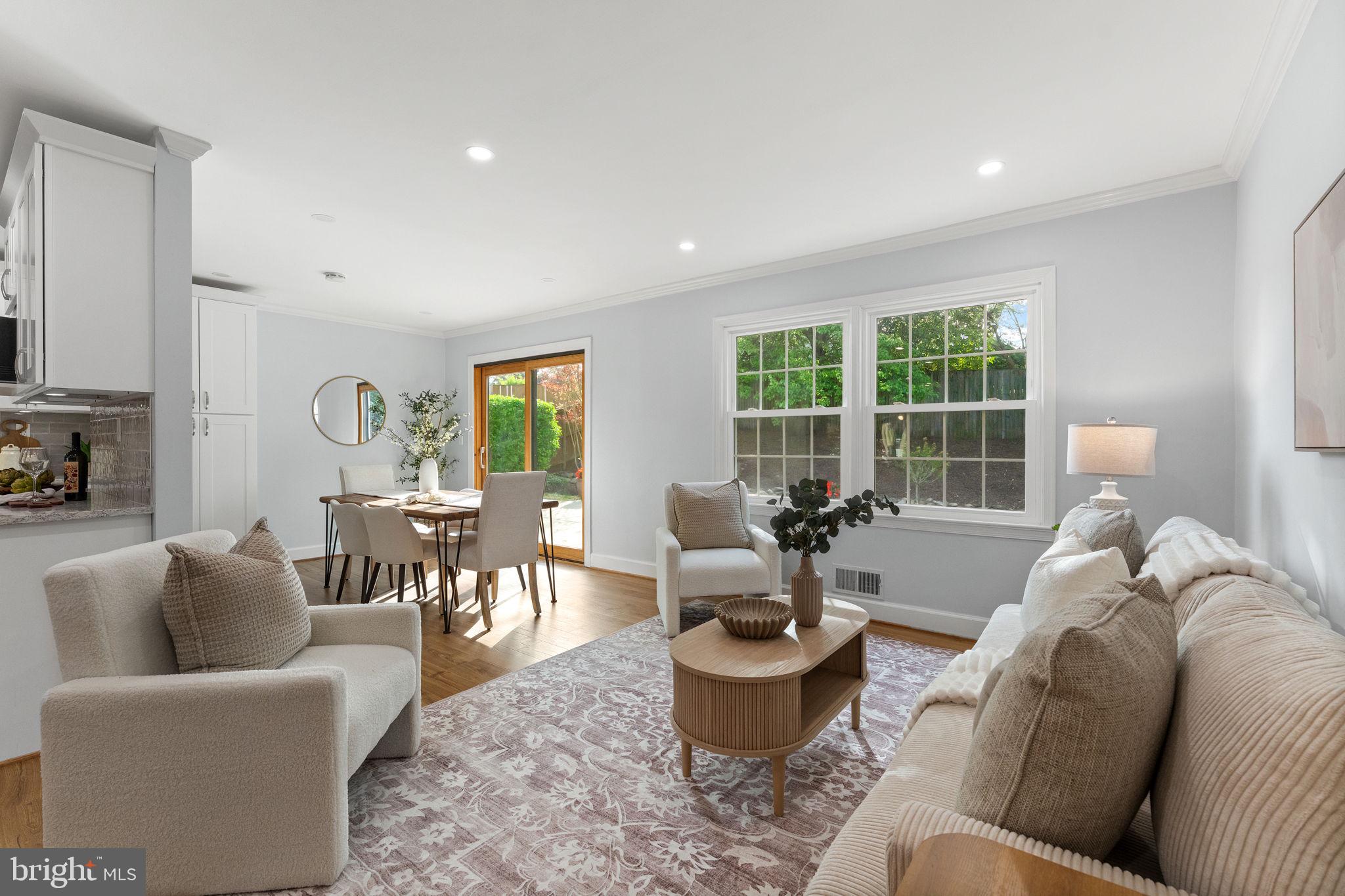 MANOR LAKE - Residential