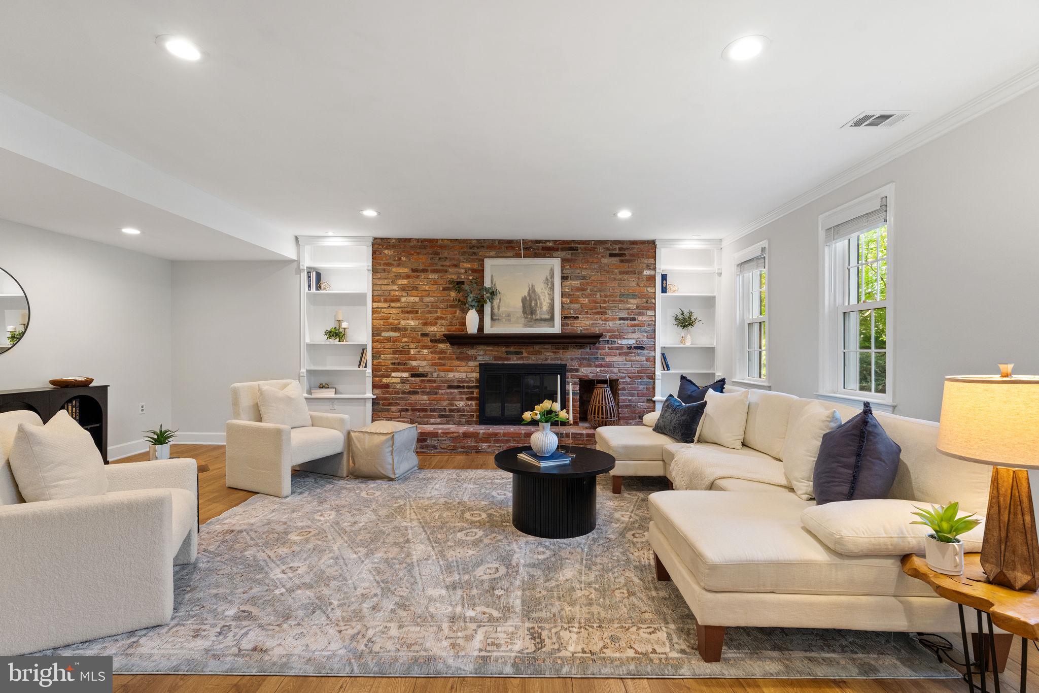 MANOR LAKE - Residential