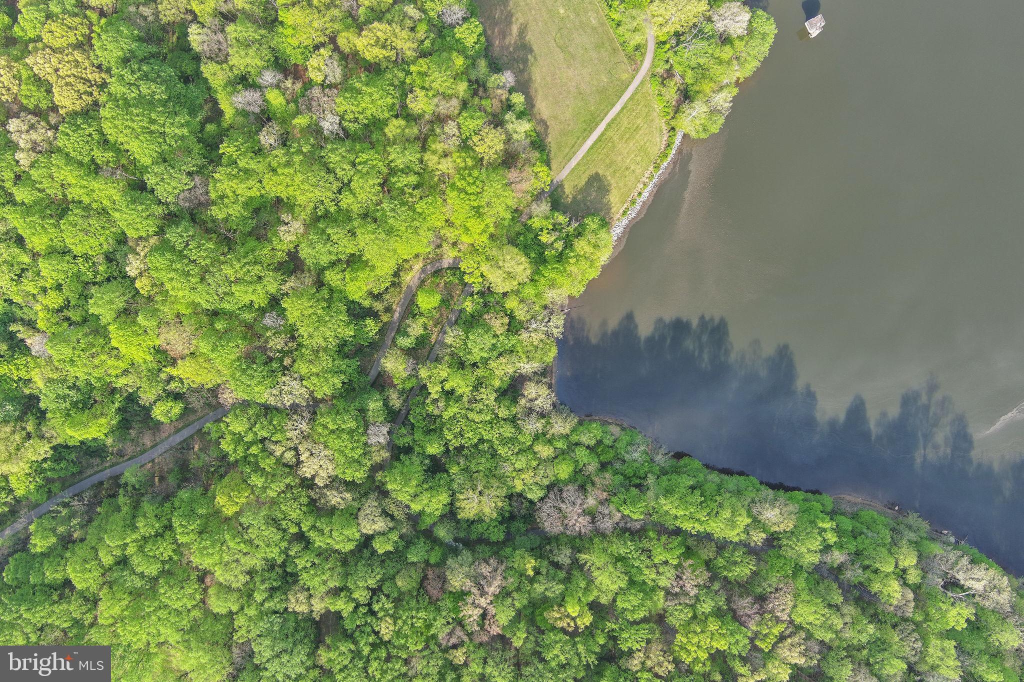 MANOR LAKE - Residential