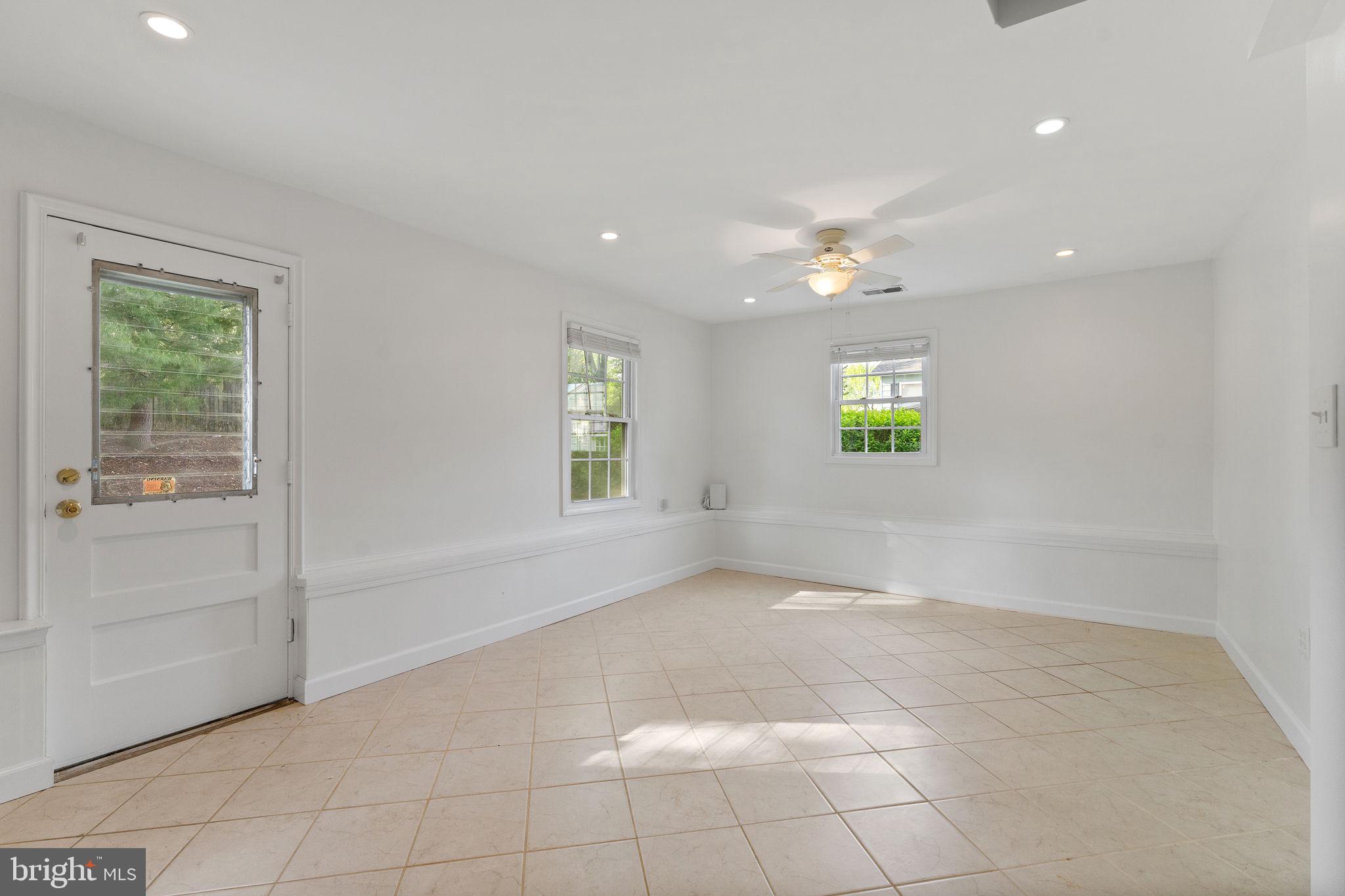 MANOR LAKE - Residential