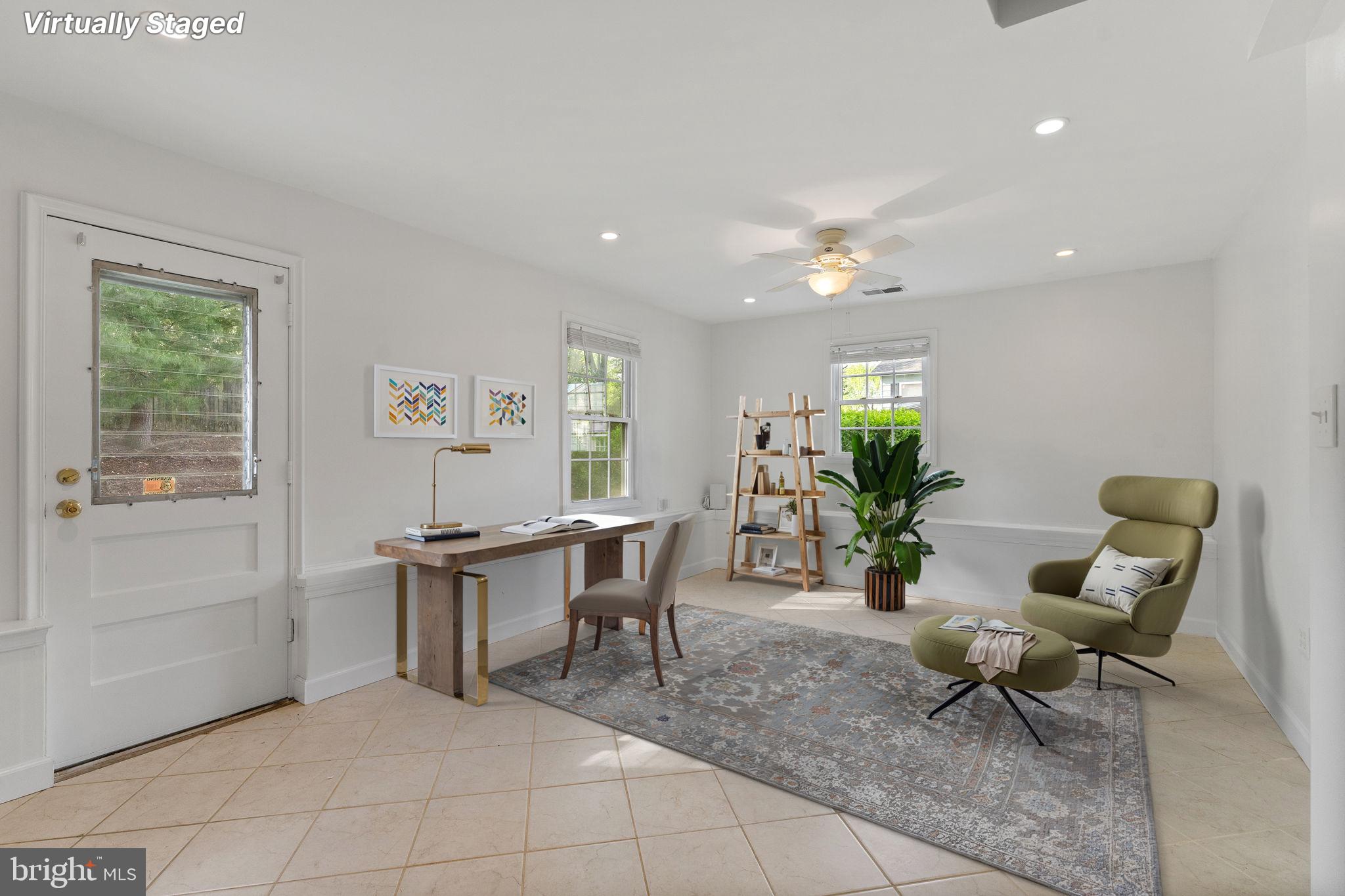 MANOR LAKE - Residential