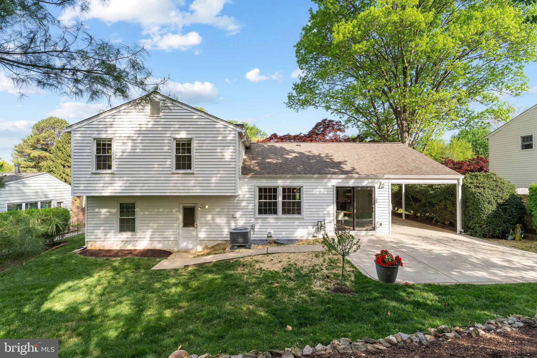 MANOR LAKE - Residential