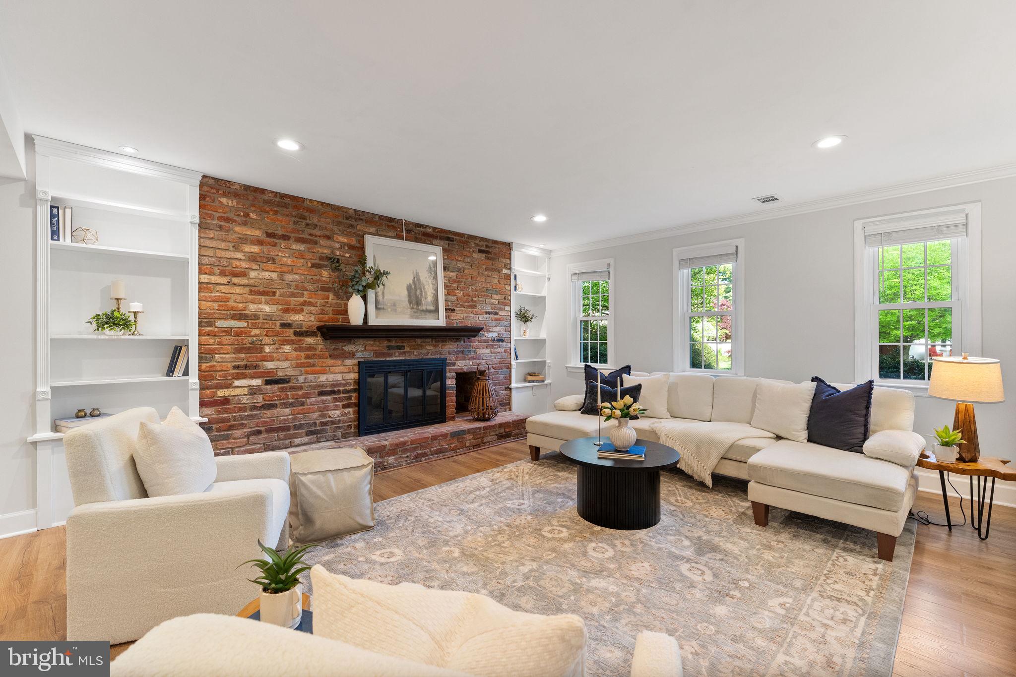 MANOR LAKE - Residential
