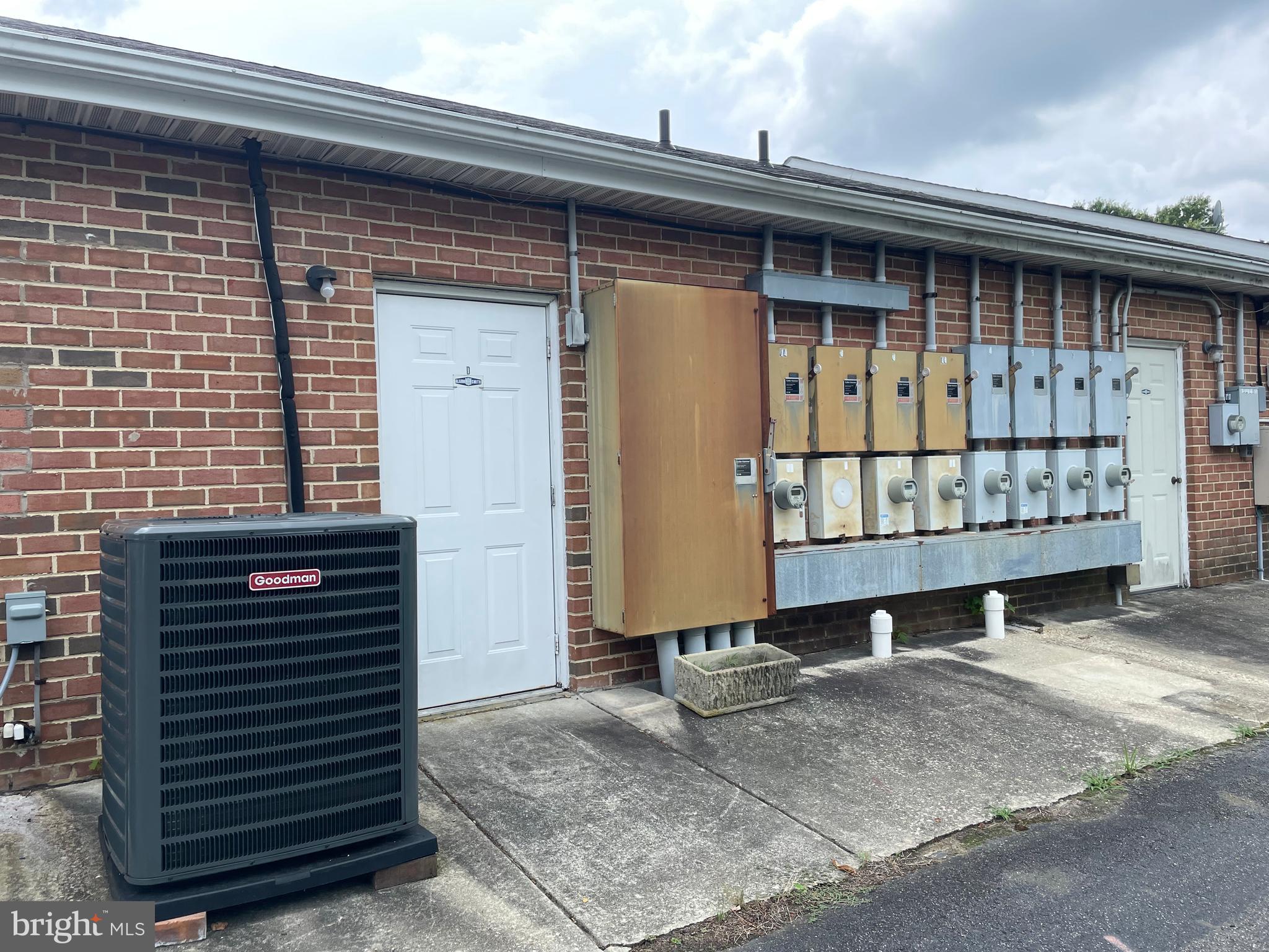 HOLLYWOOD PLAZA - Commercial Lease