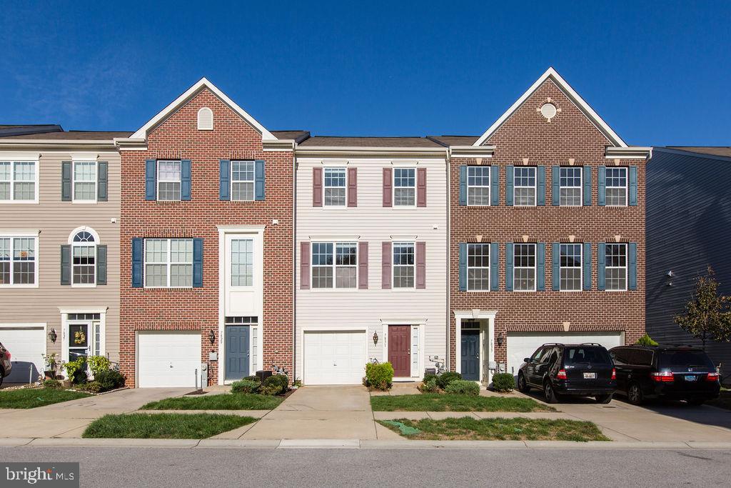 3D Available https://my.matterport.com/show/?m=omTqWYDY5MV&mls=1 Beautiful and Spacious Townhome in Desirable Simpson Mill. Open Floor Plan W/ Granite Counters , Large Center Island, Upgraded Cabinets, Stainless Steel Appliances. Modern Open Floor Plan, Great For Entertaining! Hardwood Floors Entire Main Level, Vaulted Ceilings and Separate Laundry Room on Upper Level. Minutes to Most Major Rtes.