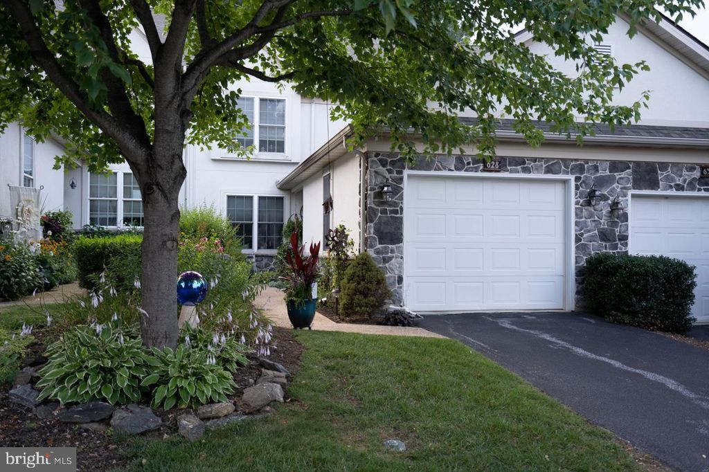 Photo of 628 CRESTGATE PL, MILLERSVILLE, PA 17551 (MLS # PALA2037602)