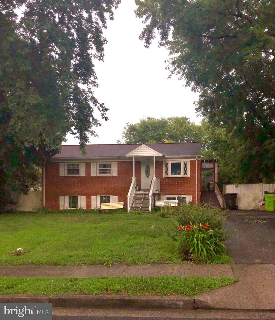 Brick house remodeled in 2012, 5 bedroom, 3 bath, kitchen granite counter top, SS appliances, hard wood floors, pool, large patio, large drive way for multiple cars