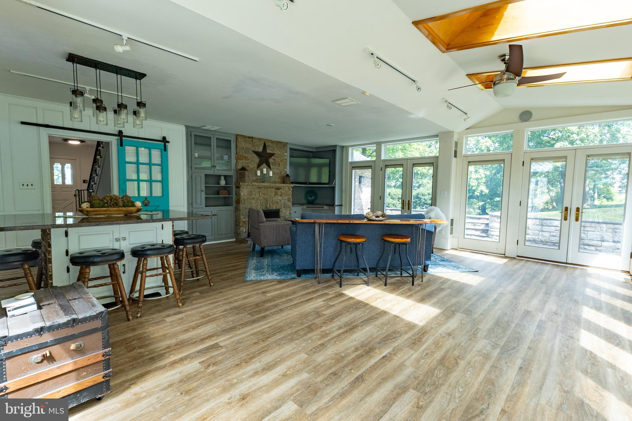 YORKVILLE - Residential