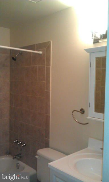 CARLYN PARK - Residential Lease