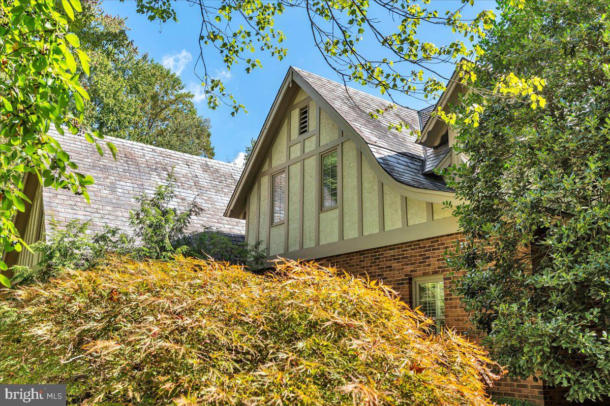 225 W TAUNTON AVENUE