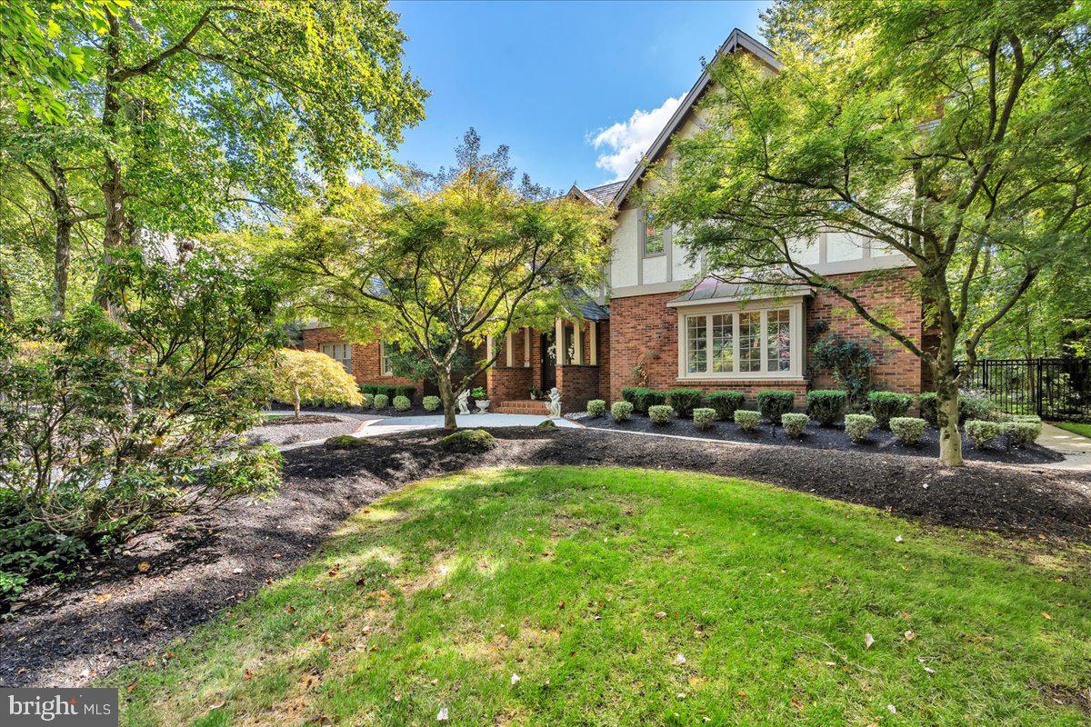 225 W TAUNTON AVENUE