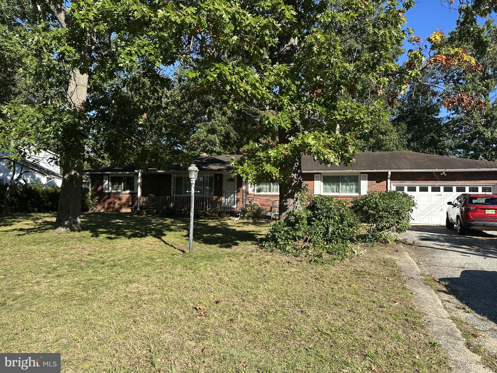 1195 GLENWOOD DRIVE