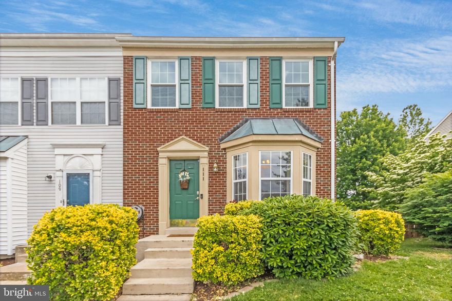 GREAT END UNIT TOWNHOME NESTLED IN HAMPTON OAKS.  3-FINISHED LEVELS HAS 4 BEDROOM, 3.5 BATHS.  MAIN LEVEL HAS SPACIOUS KITCHEN WITH STAINLESS APPLIANCES, PANTRY, BAY WINDOW, ROOM FOR TABLE.  FROM KITCHEN THERE IS A SEPARATE DINING AREA , AND LIVING ROOM WITH WOOD BURNING FIREPLACE.  FROM LIVING AREA WALK ONTO NEWLY UPDATED COMPOSITE DECK OVERLOOKING THE BACK YARD.   LOWER LEVEL BEDROOM & FULL BATH, FAMILY ROOM.  WALK-OUT LOWER LEVEL TO FENCED BACKYARD AREA.  NEW ROOF, WATER HEATER, REFRIGERATOR.  CONVENIENT TO EVERYTHING!