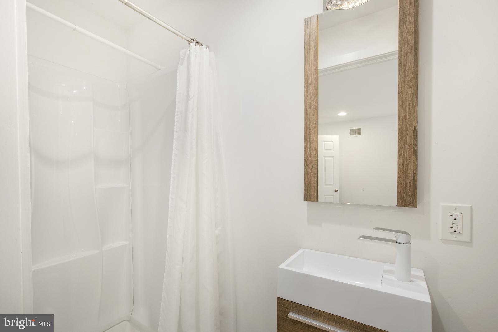 EAST KENSINGTON - Residential Lease