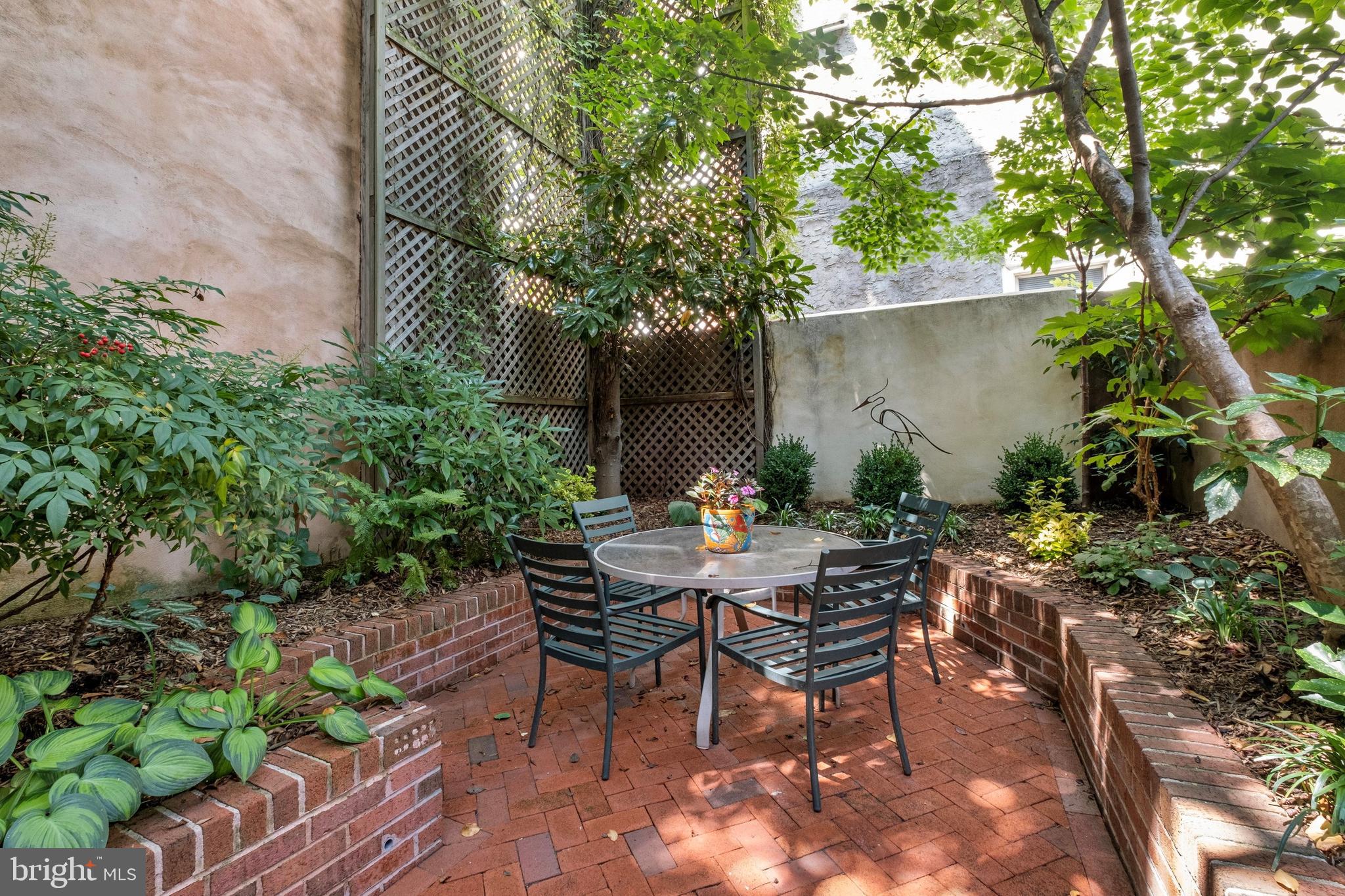 QUEEN VILLAGE - Residential