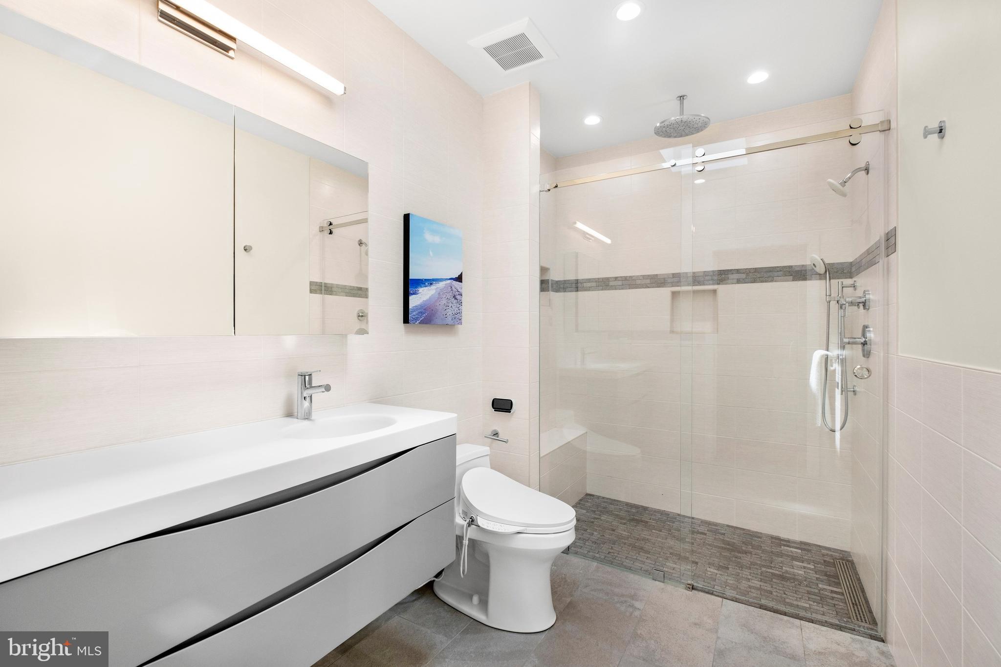 QUEEN VILLAGE - Residential