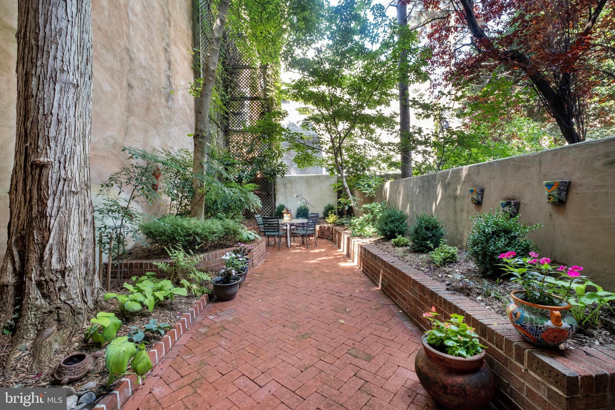 QUEEN VILLAGE - Residential