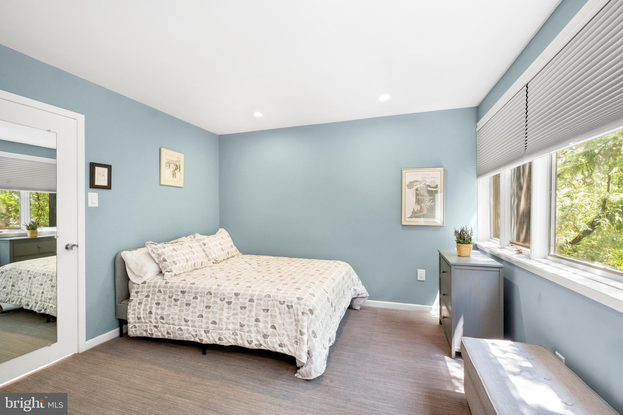 QUEEN VILLAGE - Residential