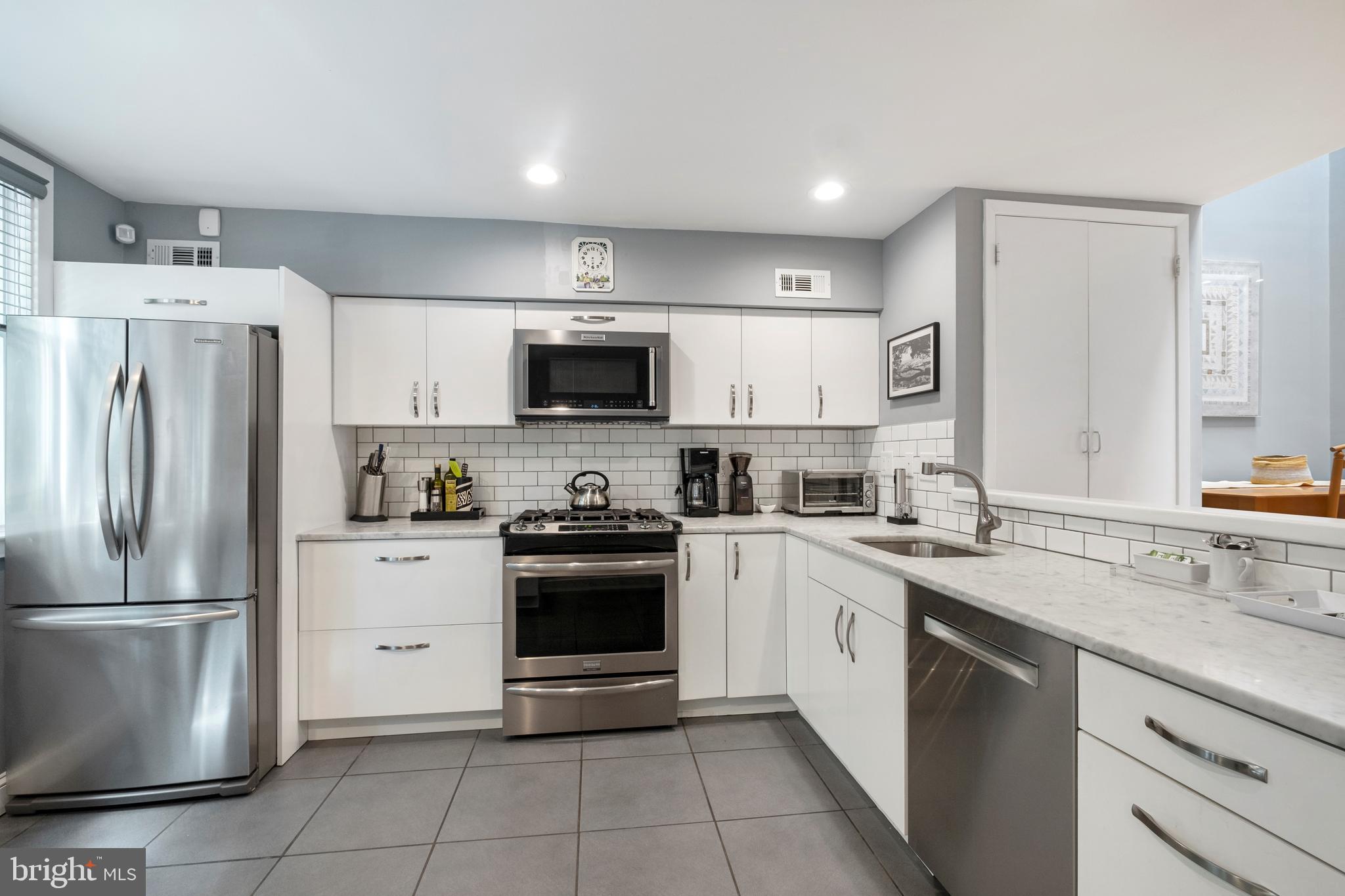 QUEEN VILLAGE - Residential