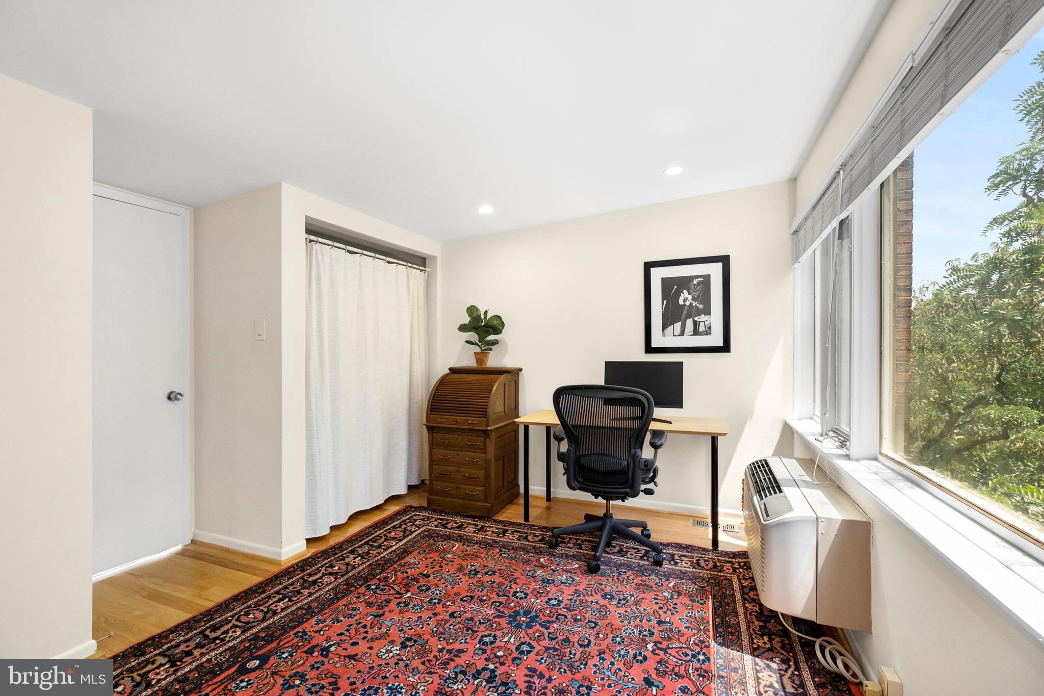 QUEEN VILLAGE - Residential