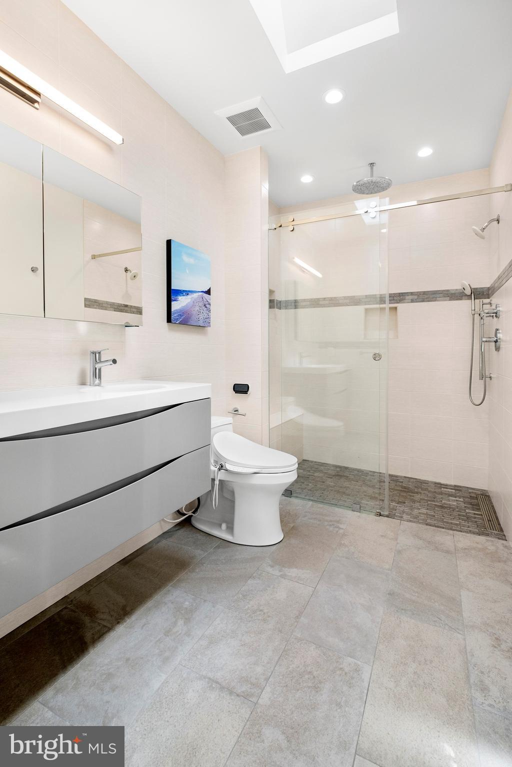 QUEEN VILLAGE - Residential