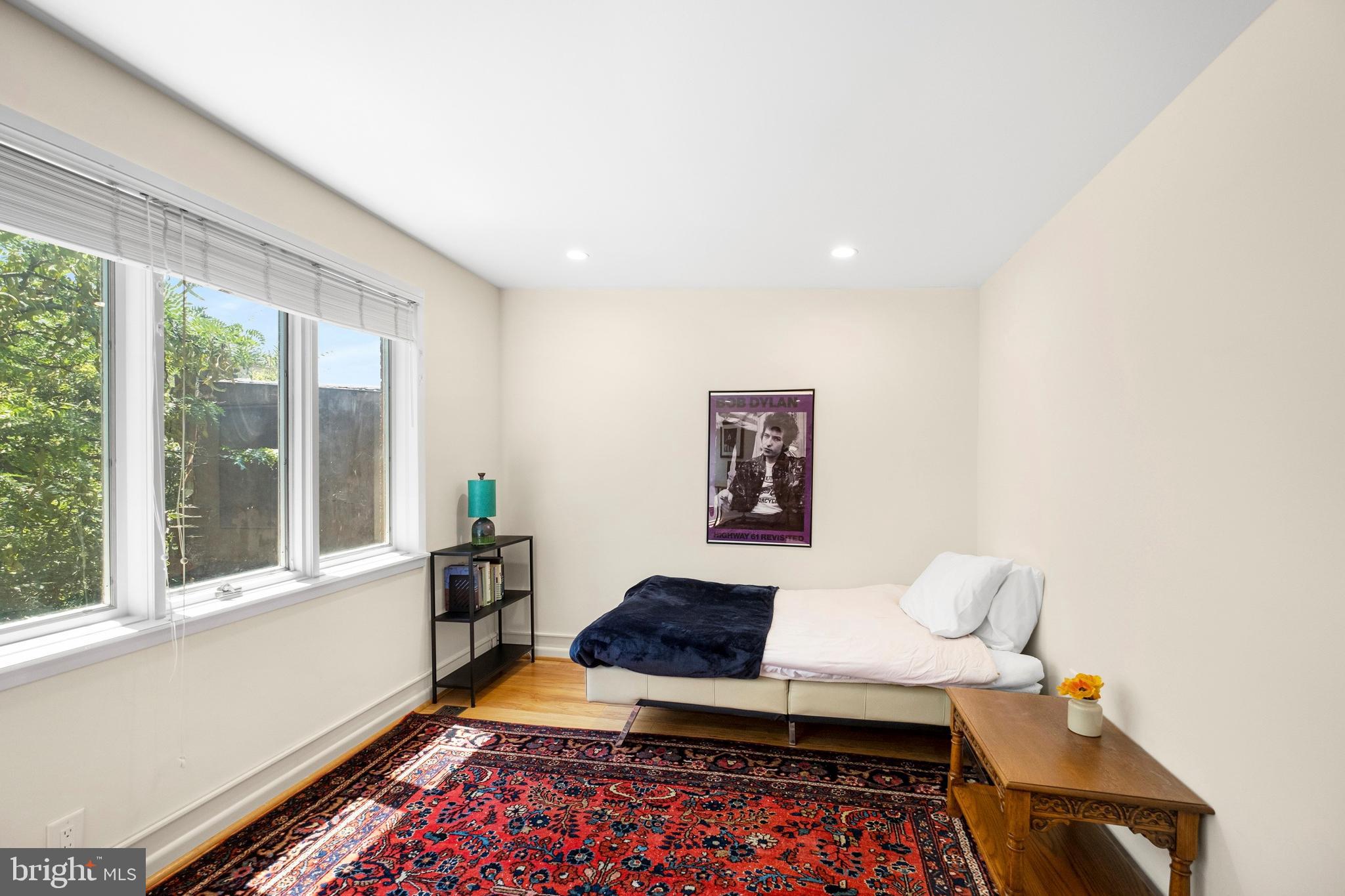 QUEEN VILLAGE - Residential