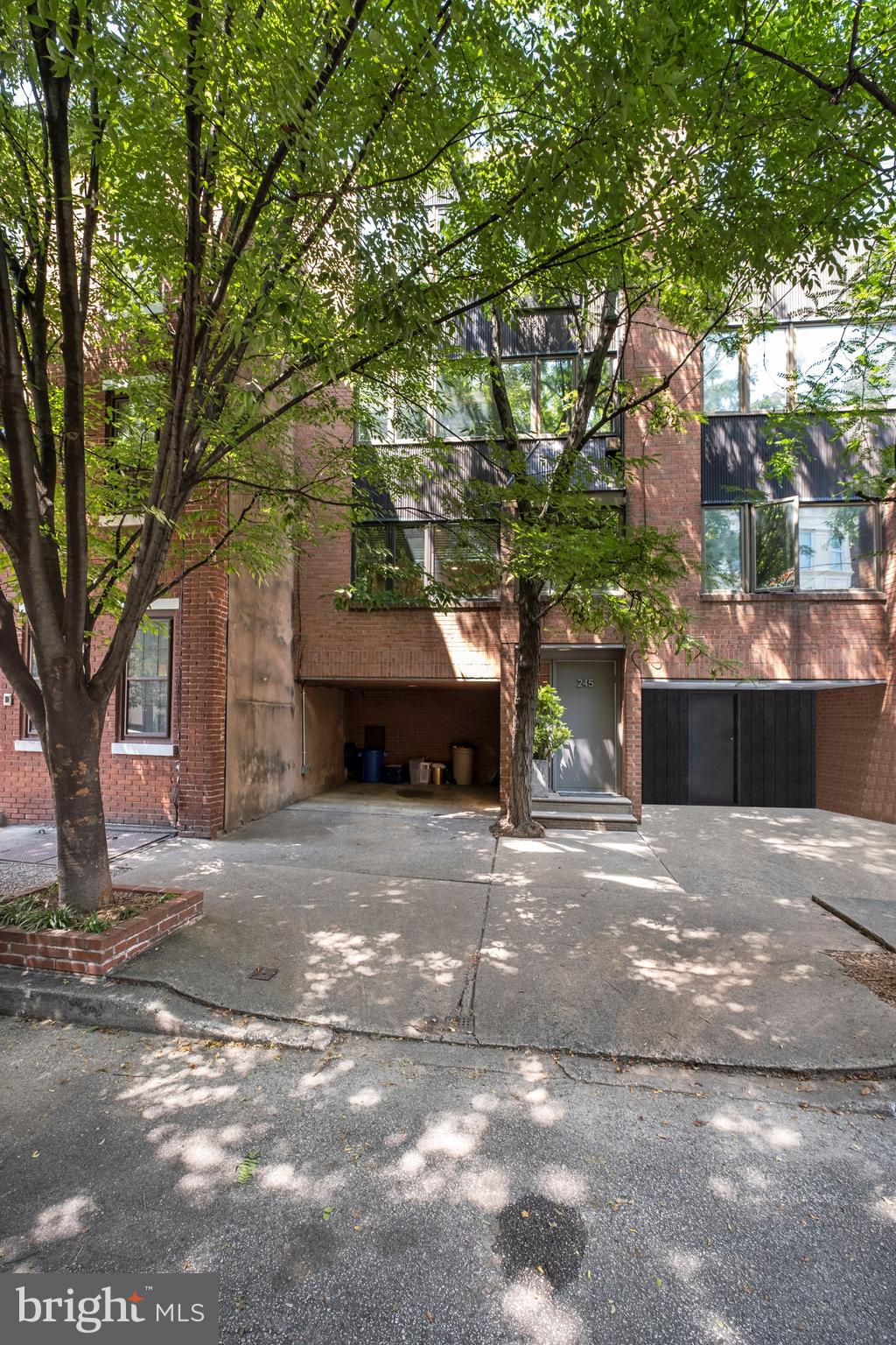 QUEEN VILLAGE - Residential