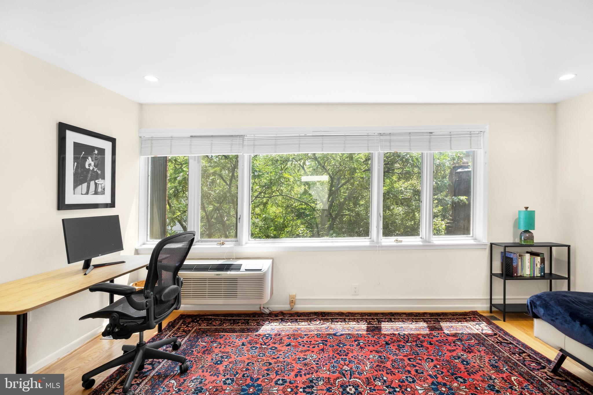 QUEEN VILLAGE - Residential