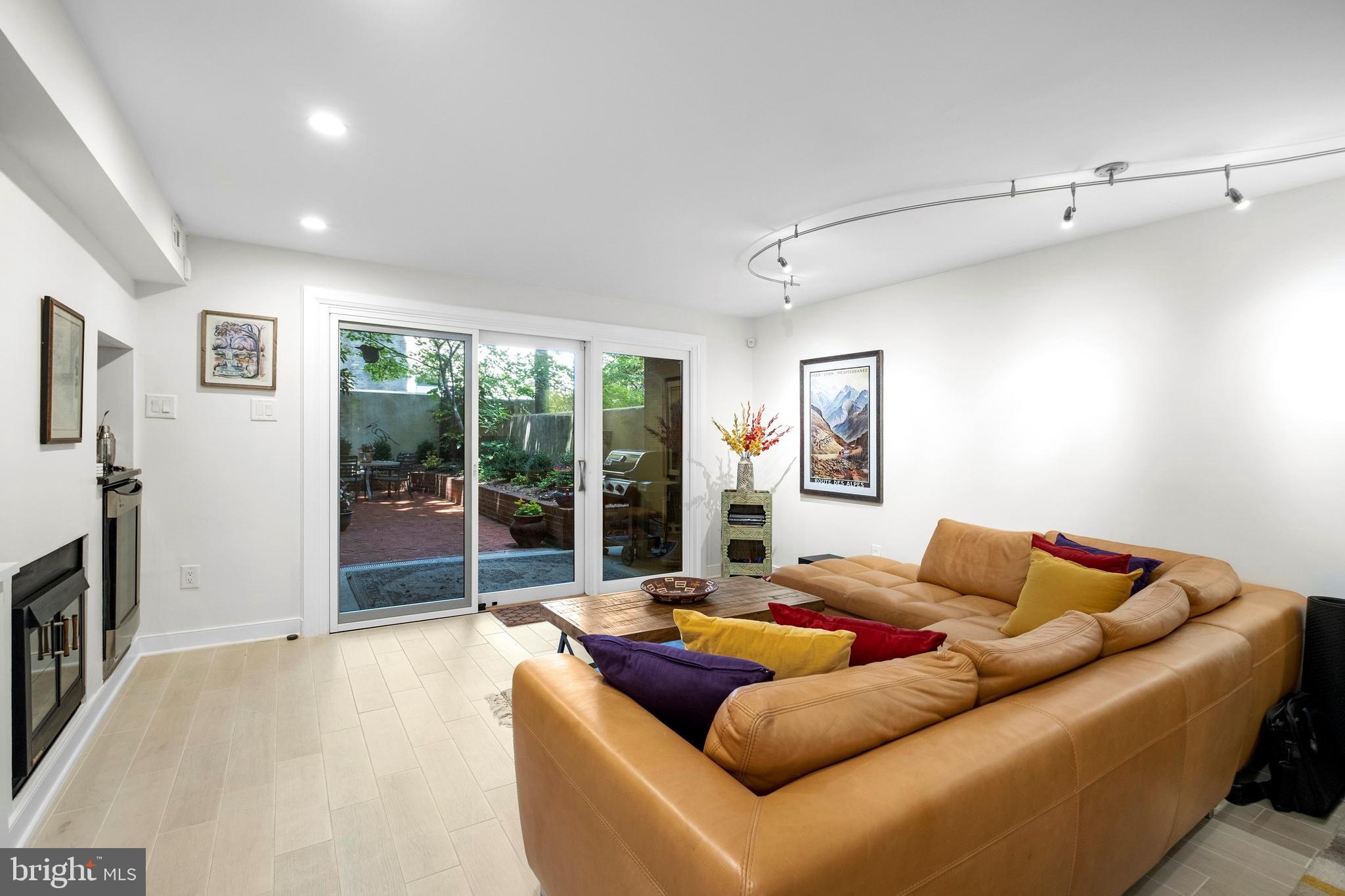 QUEEN VILLAGE - Residential