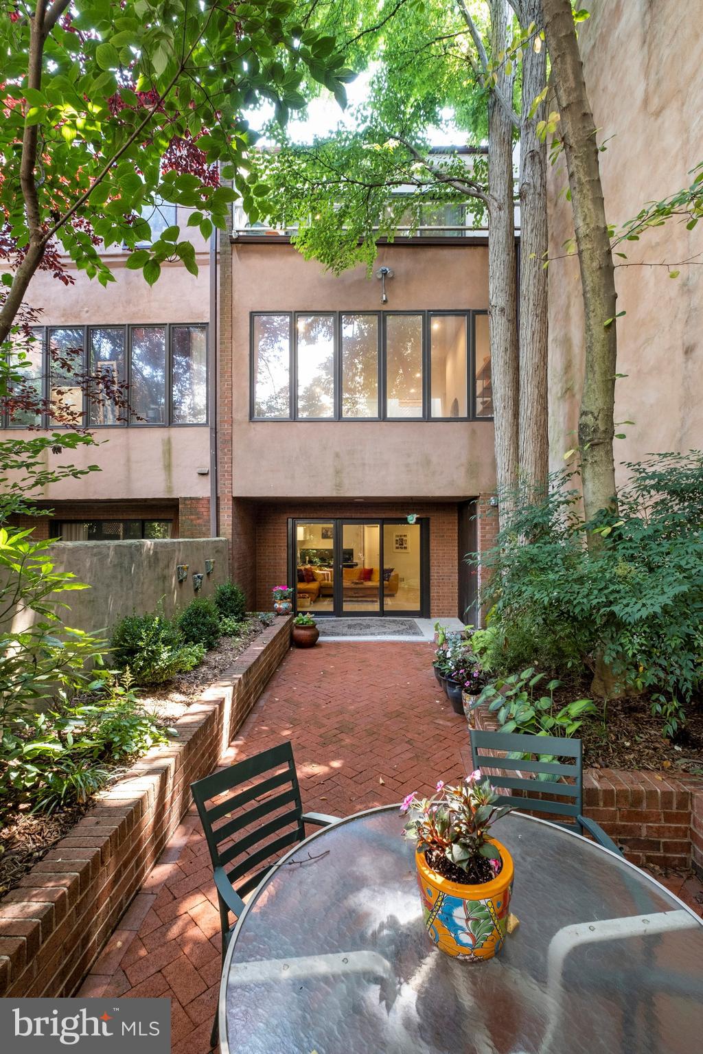 QUEEN VILLAGE - Residential