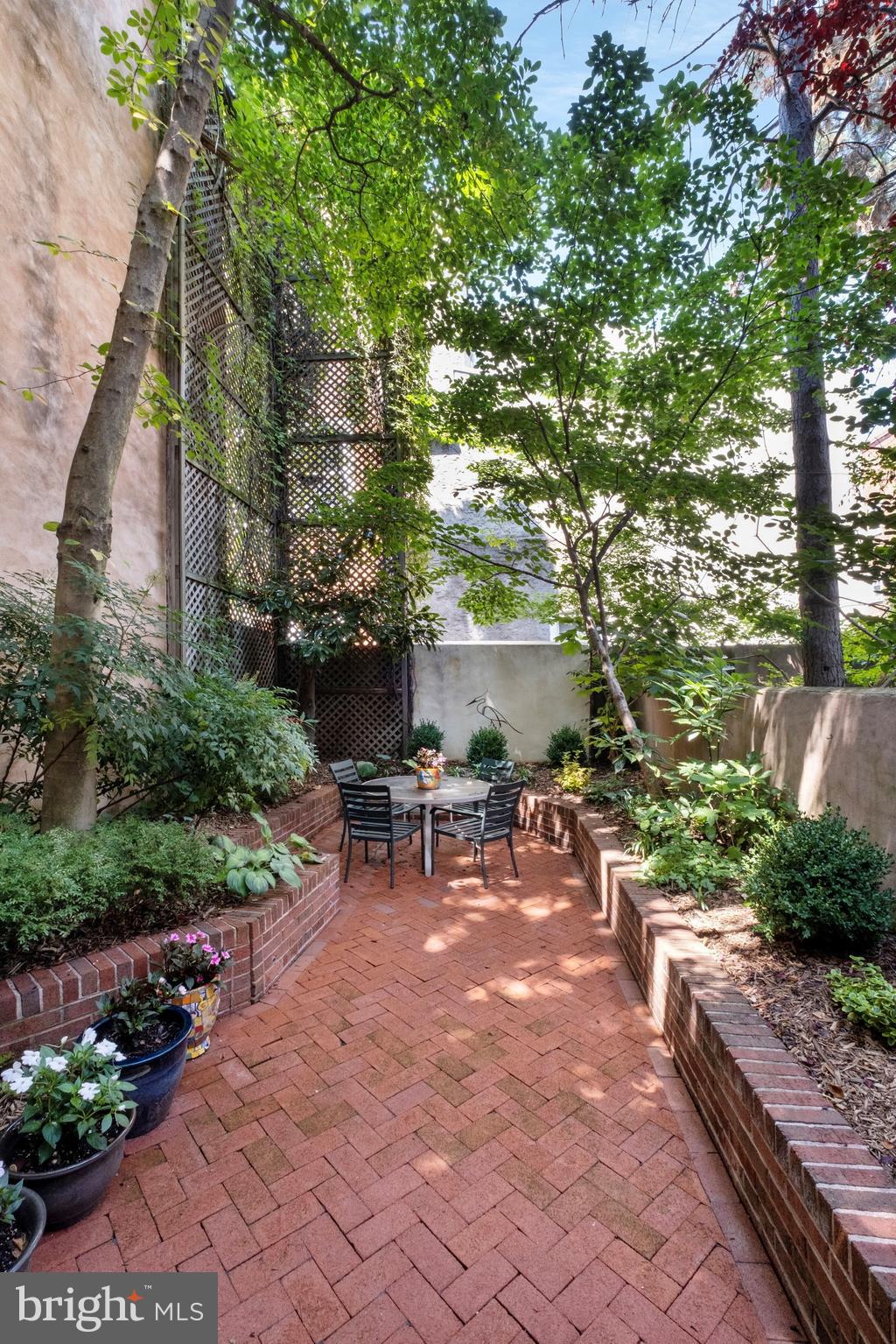 QUEEN VILLAGE - Residential