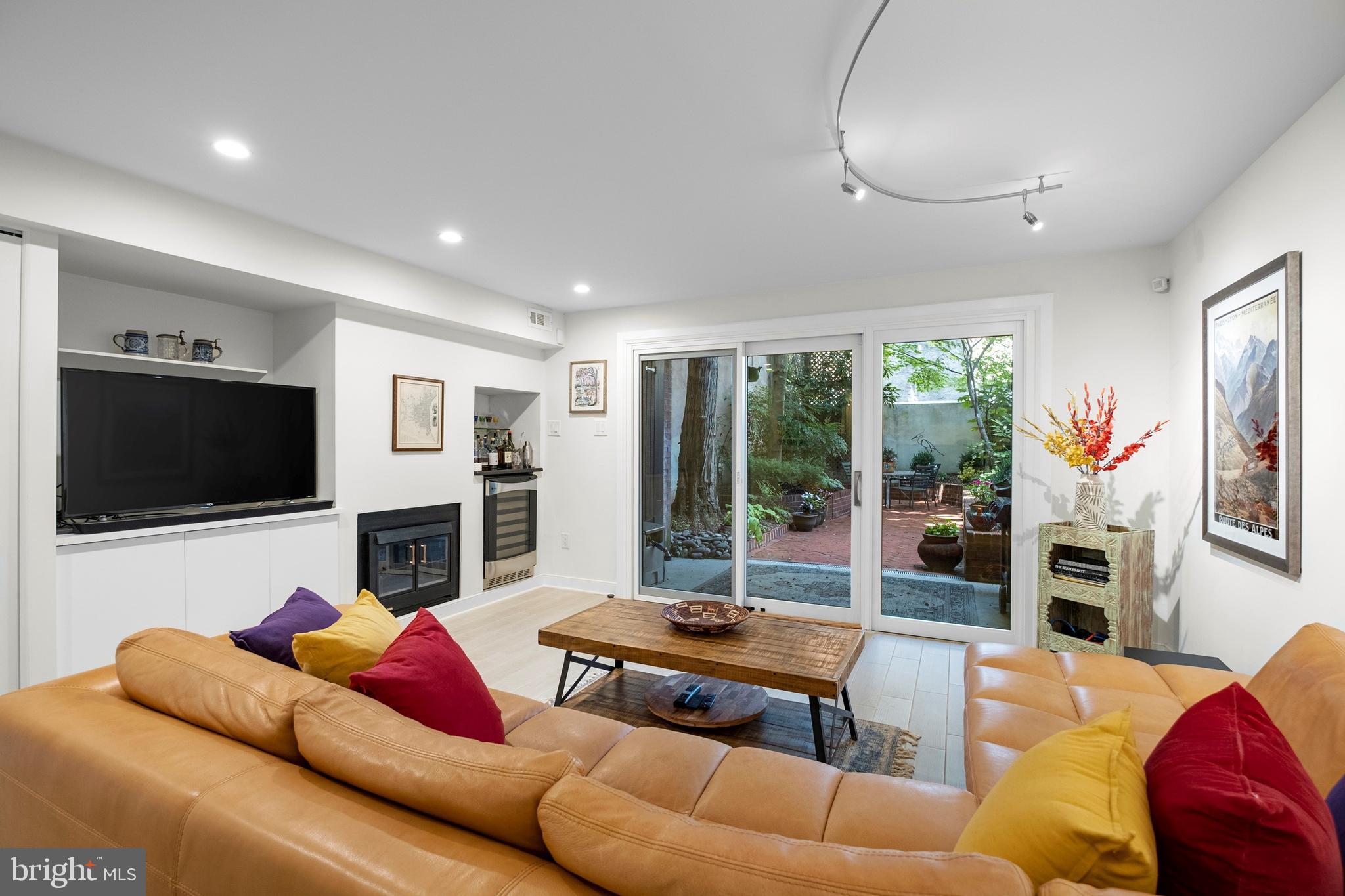 QUEEN VILLAGE - Residential