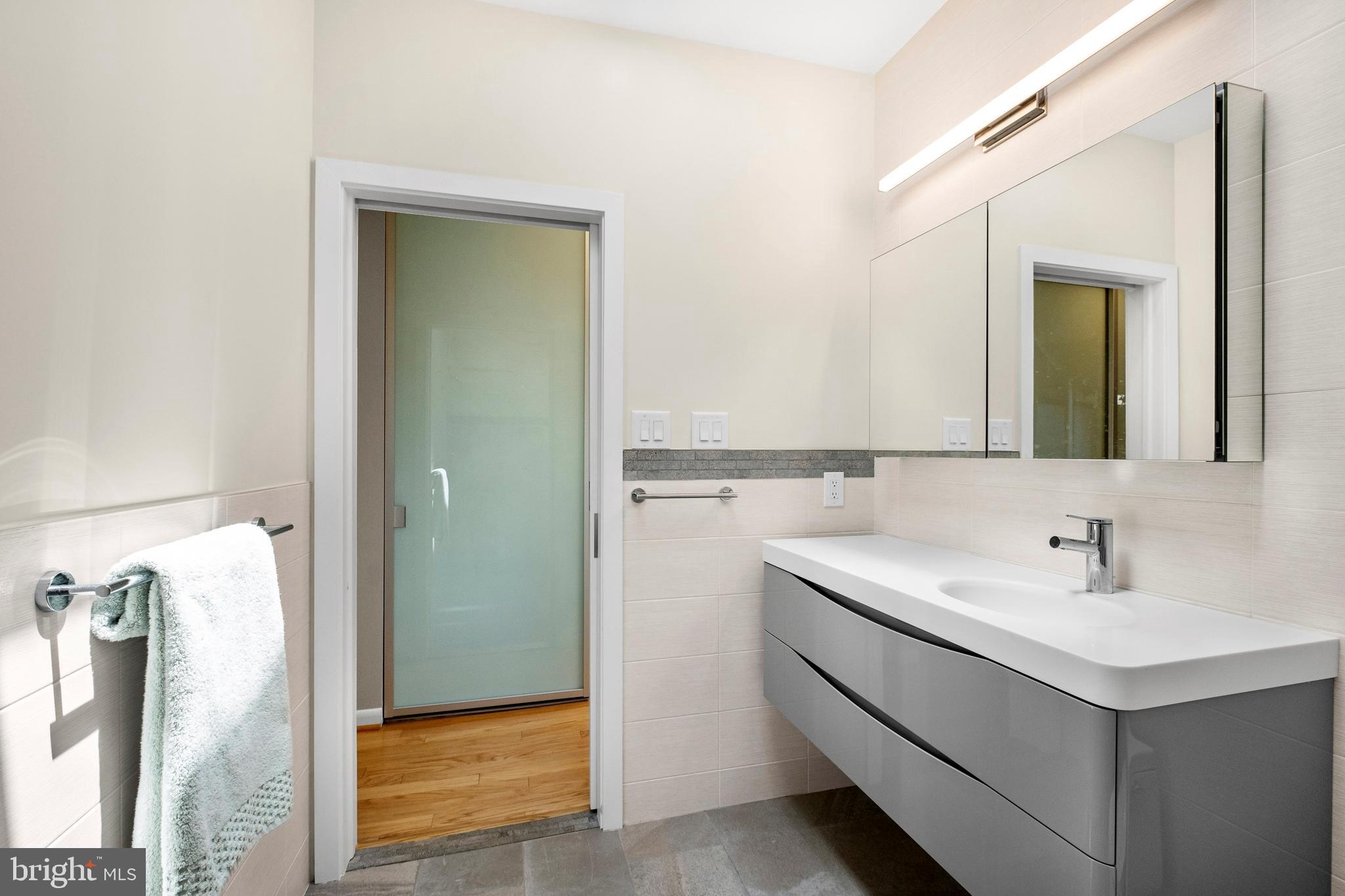 QUEEN VILLAGE - Residential