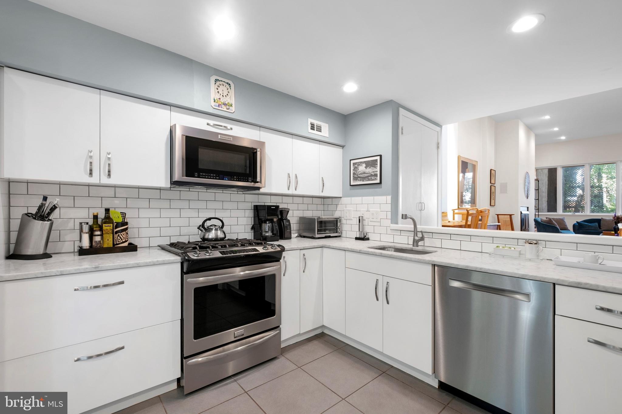 QUEEN VILLAGE - Residential