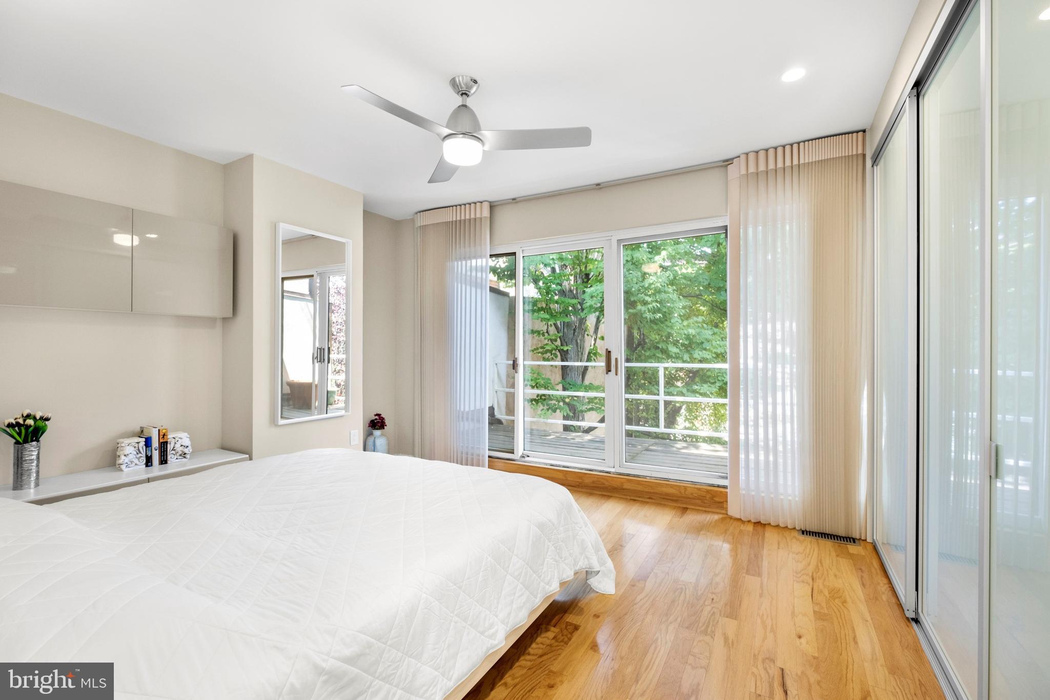 QUEEN VILLAGE - Residential