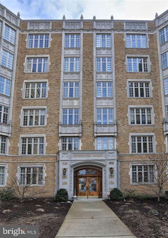 Capital Views in this 1 bedroom Riverview Manor Unit. Off street parking, on site work out room, secure building, rooftop deck, and so much more. Short stroll to Millworks, HMAC, HACC, Zero Day, and all that Midtown has to offer!