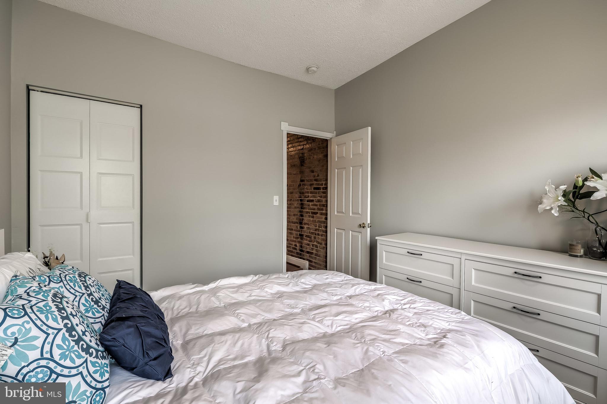 LOCUST POINT - Residential