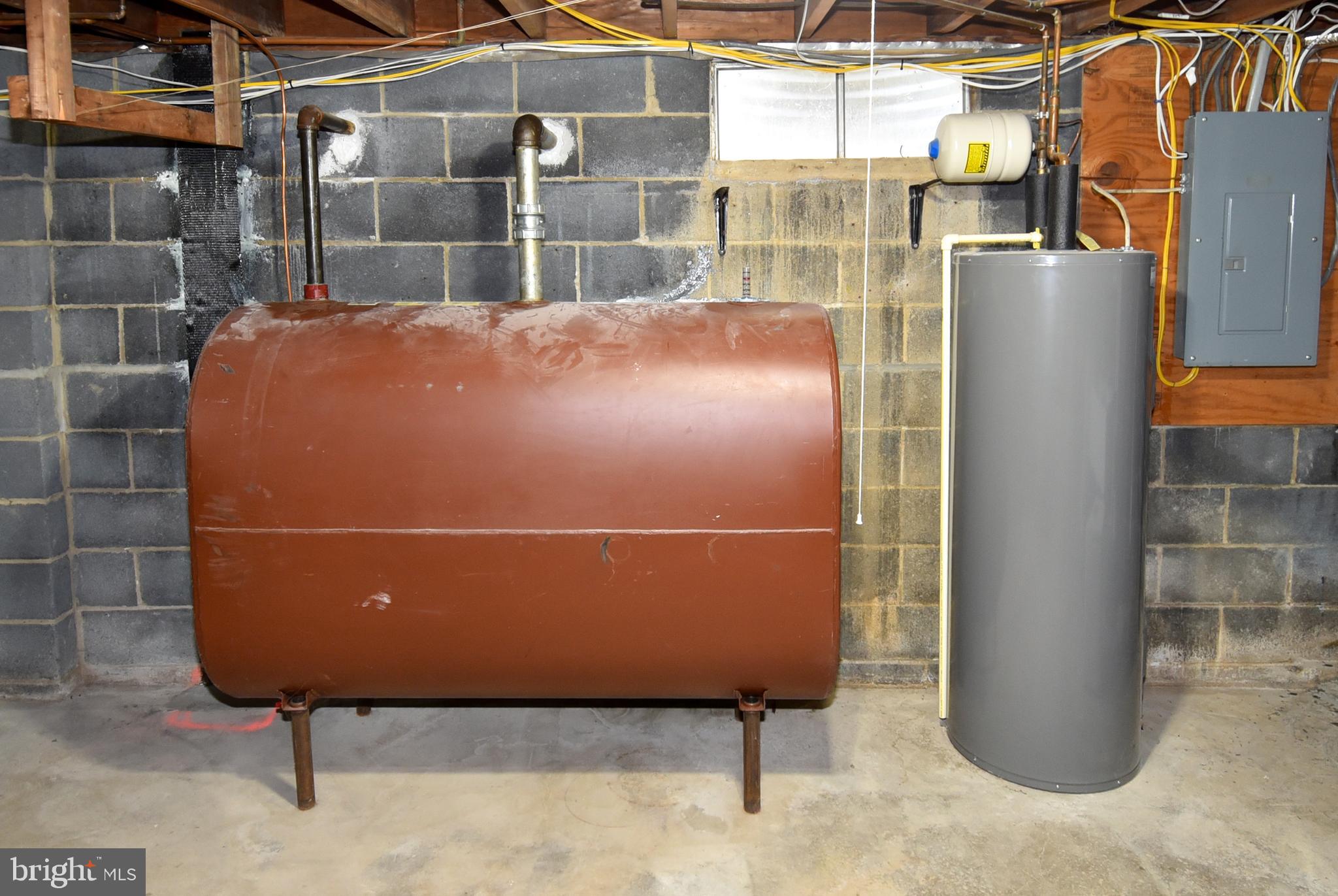 ROUND HILL - Residential Lease