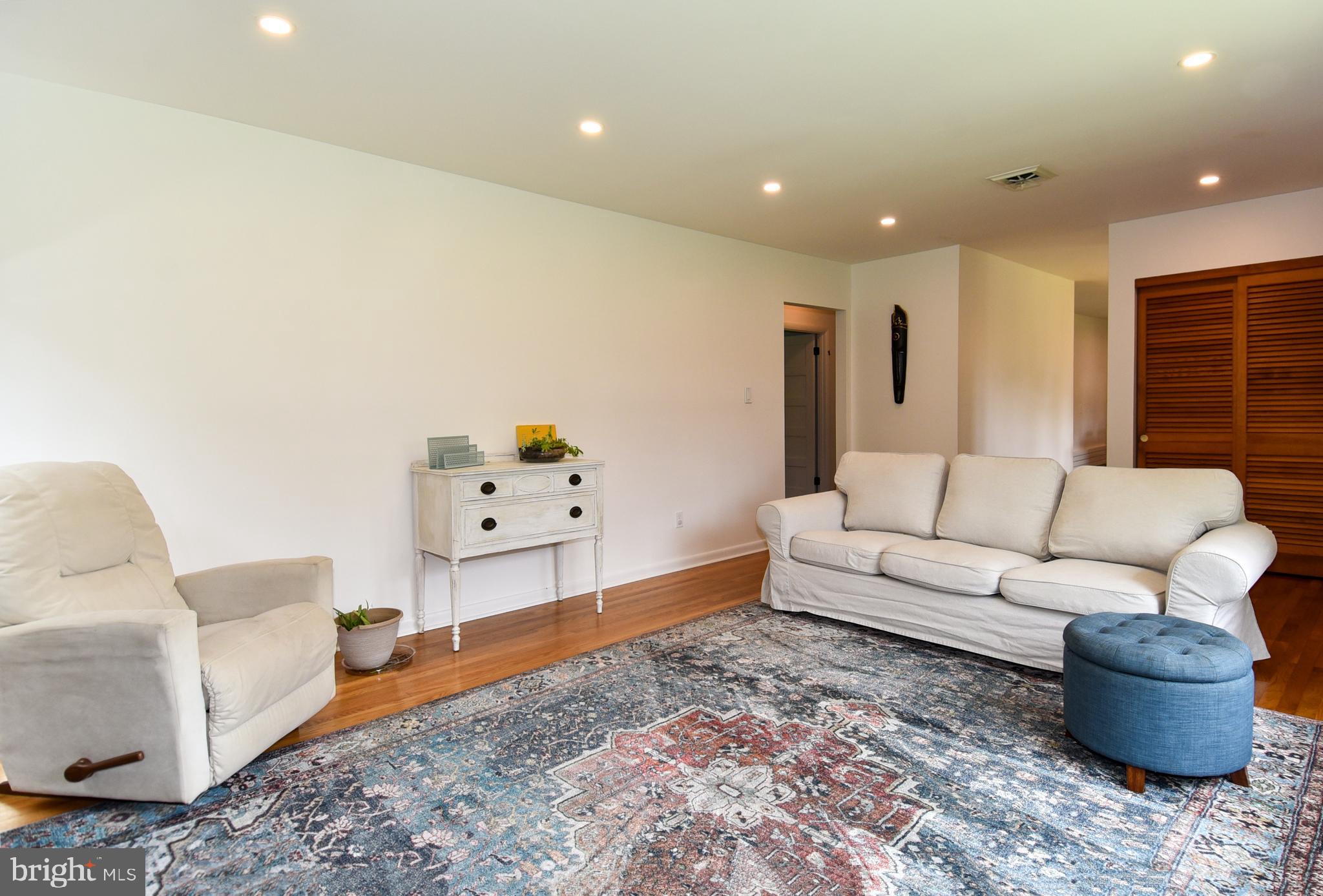 ROUND HILL - Residential Lease