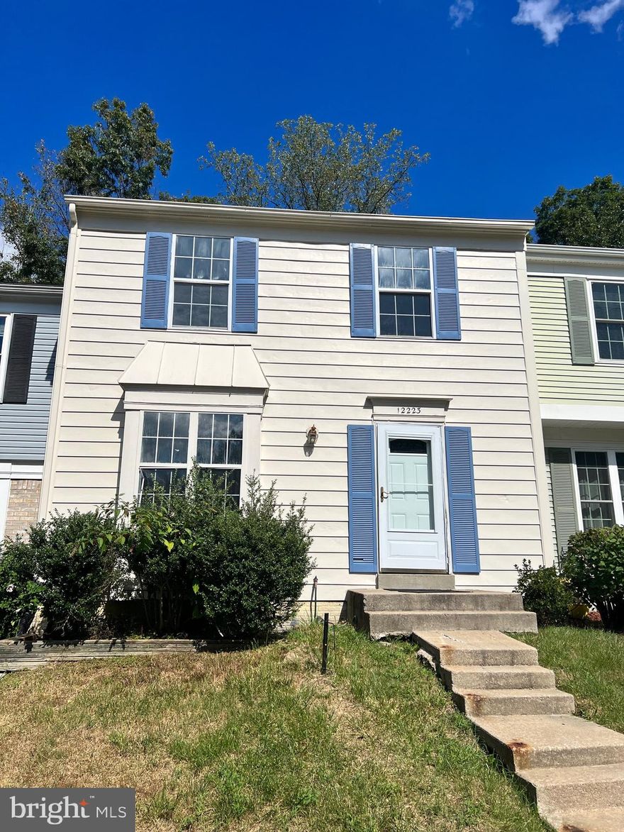 BACK ON THE MARKET BECAUSE BUYER'S FINANCING DIDN'T GO THROUGH

GREAT LOCATION IN LAKERIDGE
ROOF IS LESS THAN 2 YEARS * HEATING & AIR CONDITION IS A YEAR OLD * FRESHLY PAINTED * BRAND NEW FLOORS ON ALL LEVELS * SELLER MAY GIVE CREDIT FOR NEW WINDOWS BASED ON OFFERS, SINCE WINDOW COMPANY COULDN'T GET IT REPLACED BEFORE LISTING.