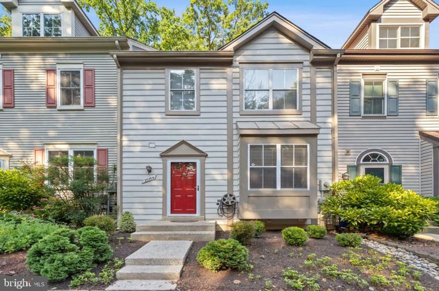 GORGEOUS111 3 FINIDSHED LEVELS AND REMPDELED FROM TOP TO BOTTOM, MUST SEE-SPACIOUS AND BRIGHT WITH BEAUTIFUL FLOORING THROUGHOUT, FRESHLY PAINTED, GOUTMET KITCHEN WITH ALL NEW APPLIANCES, COUNTERS,FLOORING AND MORE-WITH A WONDERFUL VIEW OF THE BACKYARD GREENERY AND NATURE AT ITS BEST, 2 LARGE UPPER MASTER SUITES, PRIVATE BATHS, FINISHED LOWER LEVEL WITH ROOM USED AS 2RD BEDROOM, FULLY FINISHED WALK OUT BASEMENT, FABULOUS COMMUNITY-THIS ONE SPARKLES