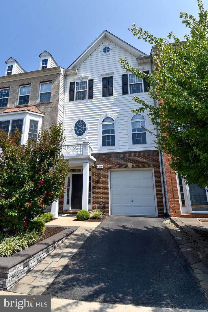 7810 LOCUST LEAF LANE