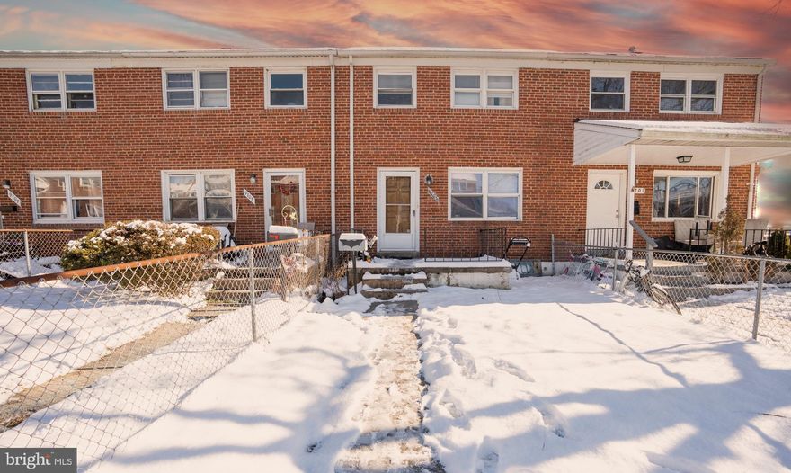 Welcome to this cozy 3 bedroom, 1 bathroom townhome in Maplecrest! The main level offers a spacious living room with lots of natural light and a generous sized dining area with a breakfast bar! The kitchen boasts a beautiful backsplash and a NEWER (2023) refrigerator! Have the convenience of a 2 car parking pad outback with additional off street parking in the front. Don't miss this one, schedule your showing today!