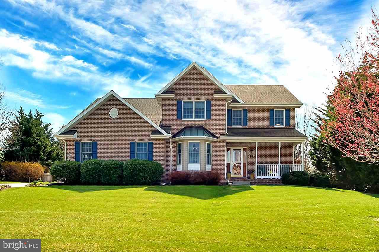 PEDESTRIAN FRIENDLY NEIGHBORHOOD. CUSTOM BUILT HOME WITH MANY UPGRADES. MASTER SUITE ON 1ST FLOOR. EXQUISITE BATH W/JACUZZI TUB. VAULTED CEILING IN THE GREAT ROOM, GAS FIREPLACE, BEAUTIFUL OPEN STAIR CASE WITH MID-WAY LANDING THAT OVERLOOKS THE GREAT ROOM. SPACIOUS BR'S, TREX DECK W/RETRACTABLE AWNING, BEAUTIFUL FLOWER GARDEN & FLOWERING TREES, FENCED YARD, 1ST FLR LAUNDRY, SURROUND SOUND SYSTEM.
