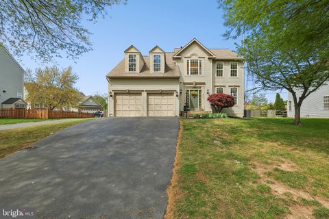 Photo of 43097 Binkley Circle, LEESBURG, VA 20176 (MLS # VALO2119646)