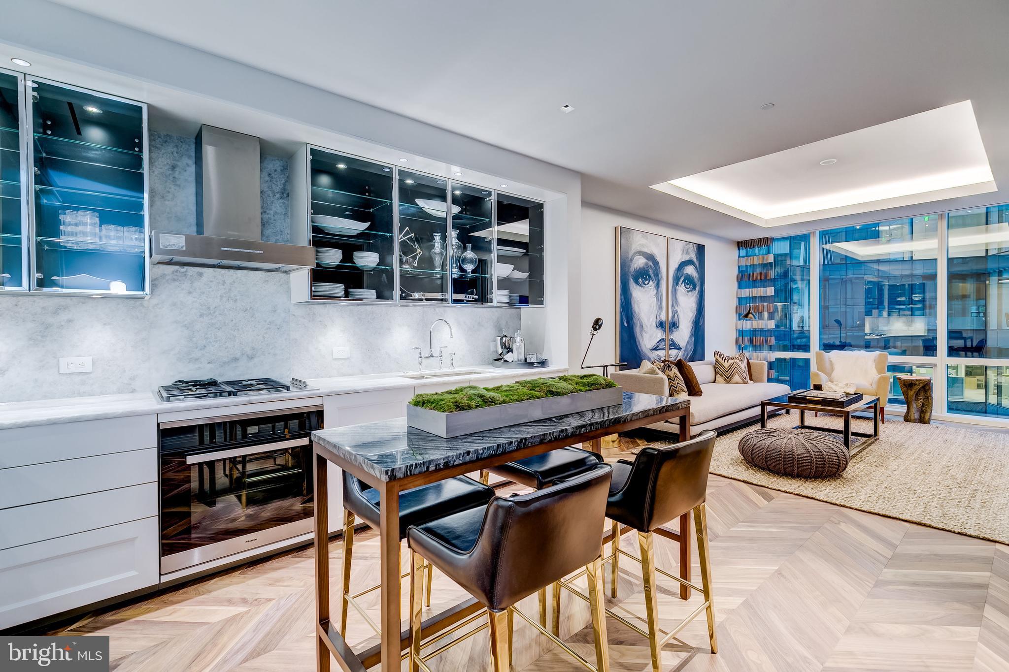 FOUR SEASONS PRIVATE RESIDENCES - Residential